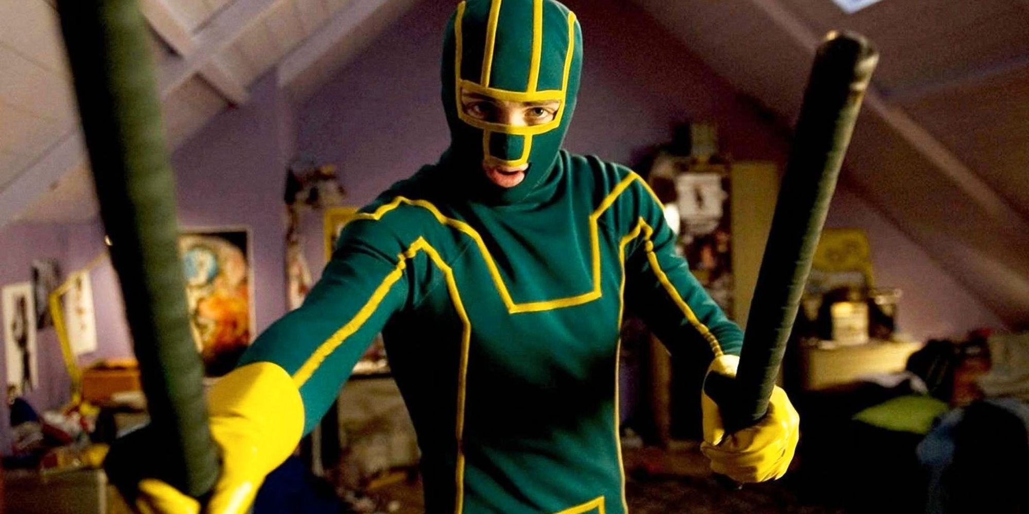 Kick-Ass/Dave Lizewski pozand cu costumul si echipamentul sau.