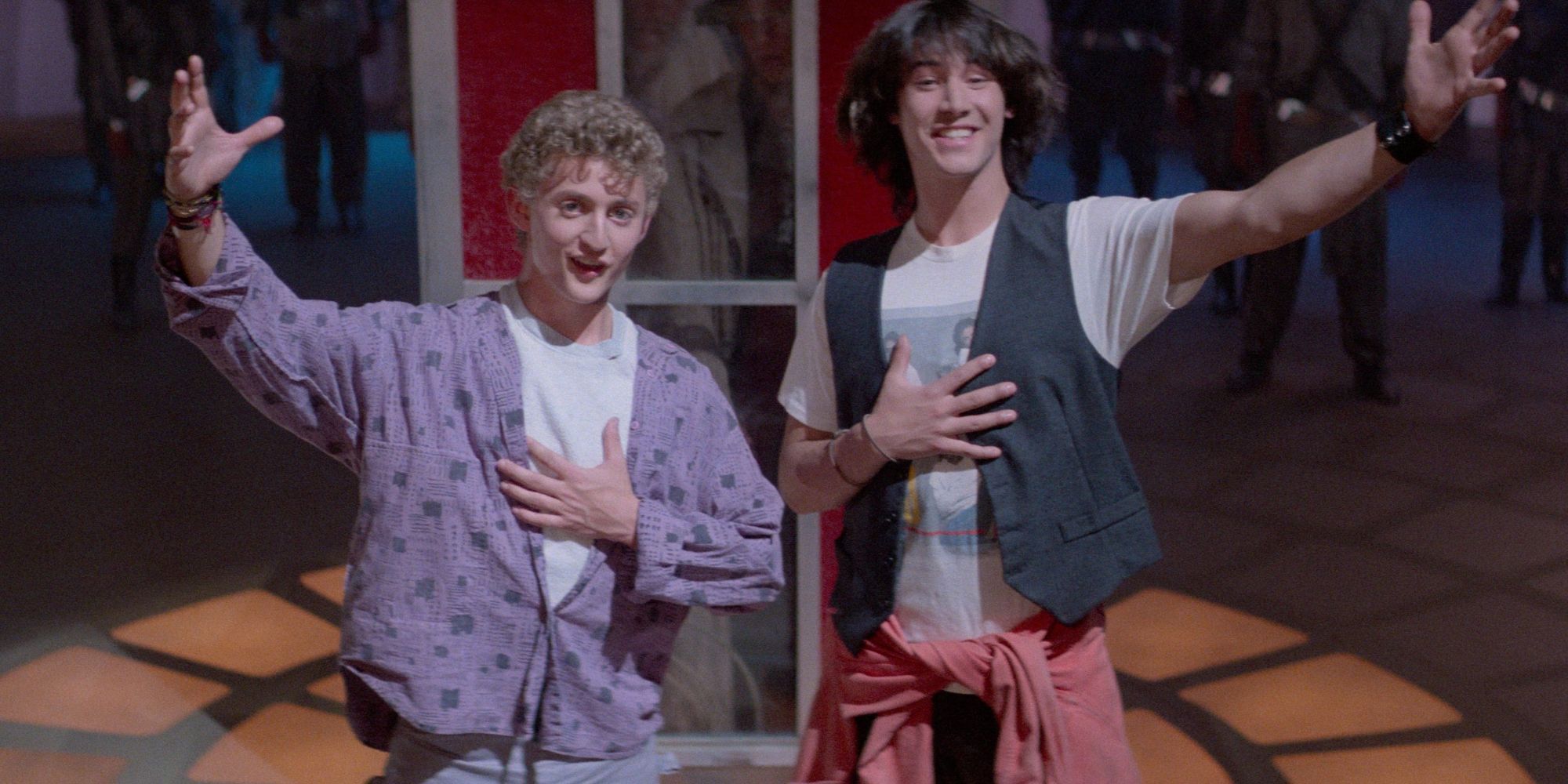 Doi colegi de trupa de liceu saluta o societate futurista.