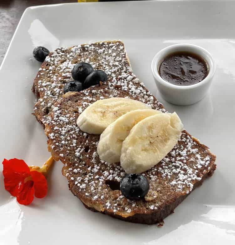 Paine prajita cu banane la Topside Inn