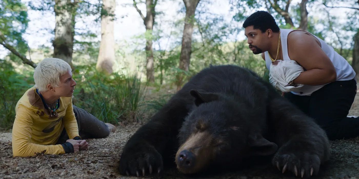 Stache (Aaron Holliday) si Daveed (O'Shea Jackson, Jr.) in Cocaine Bear, regizat de Elizabeth Banks.