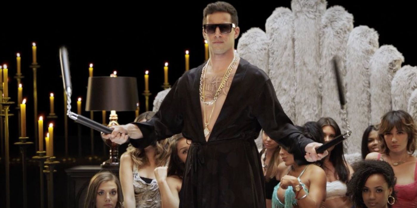 Si Samberg ca starul pop rap Connor Friel manuind nunchuck-uri in fata unui grup de femei.